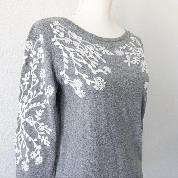 Rain + Rose Gray Embroidered‎ Floral Angora Sweater Size Small - Picture 6 of 10
